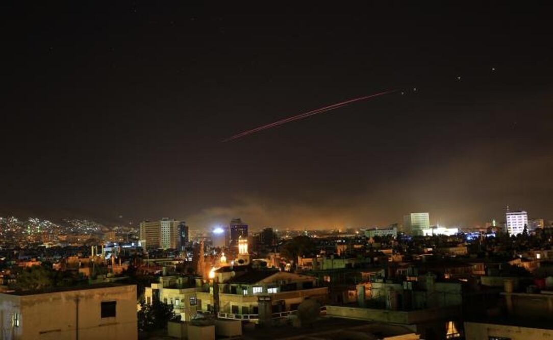 Reporta AP que "fuertes explosiones se escuchan en la capital de Siria mientras el presidente Trump anuncia ataque"