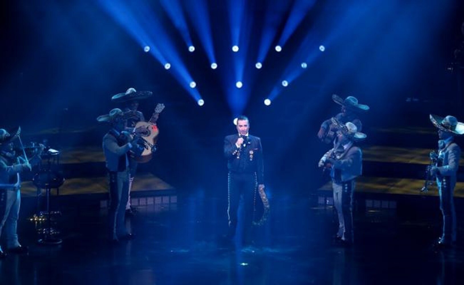 Alejandro Fernández inicia gira con tributo a Juan Gabriel