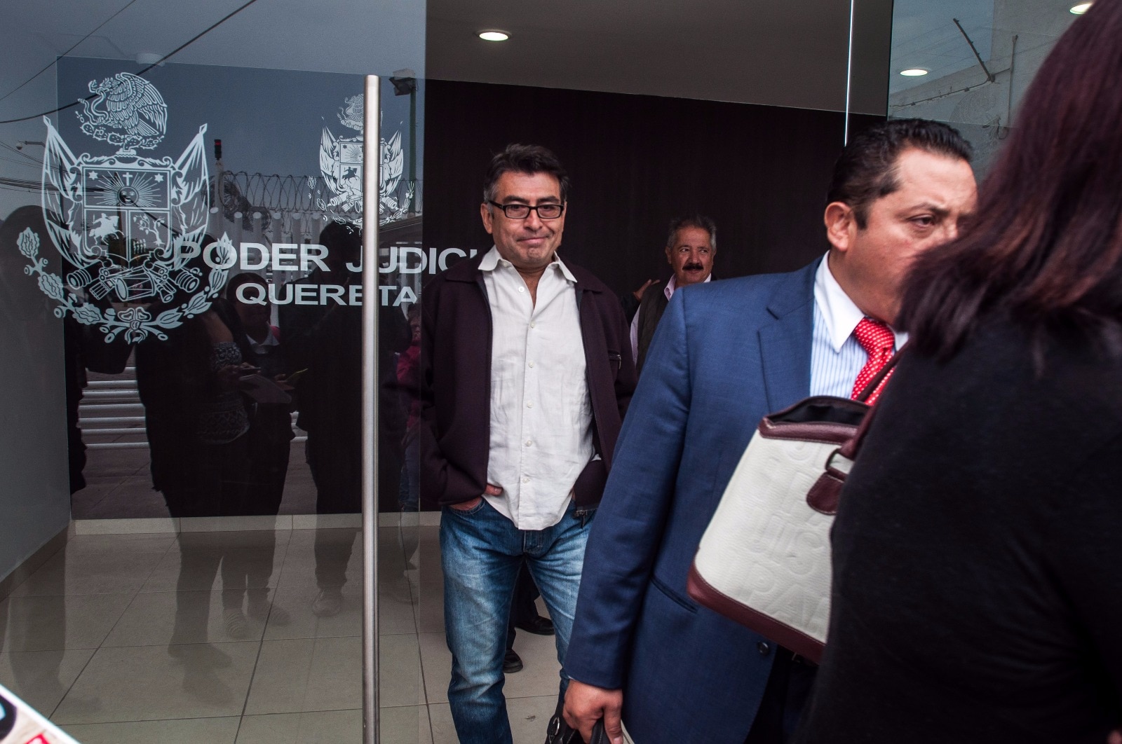 Arturo Rueda Zamora, comerciante agredido el 9 de abril, sale de la audiencia pública FOTO: Paulina Rosales