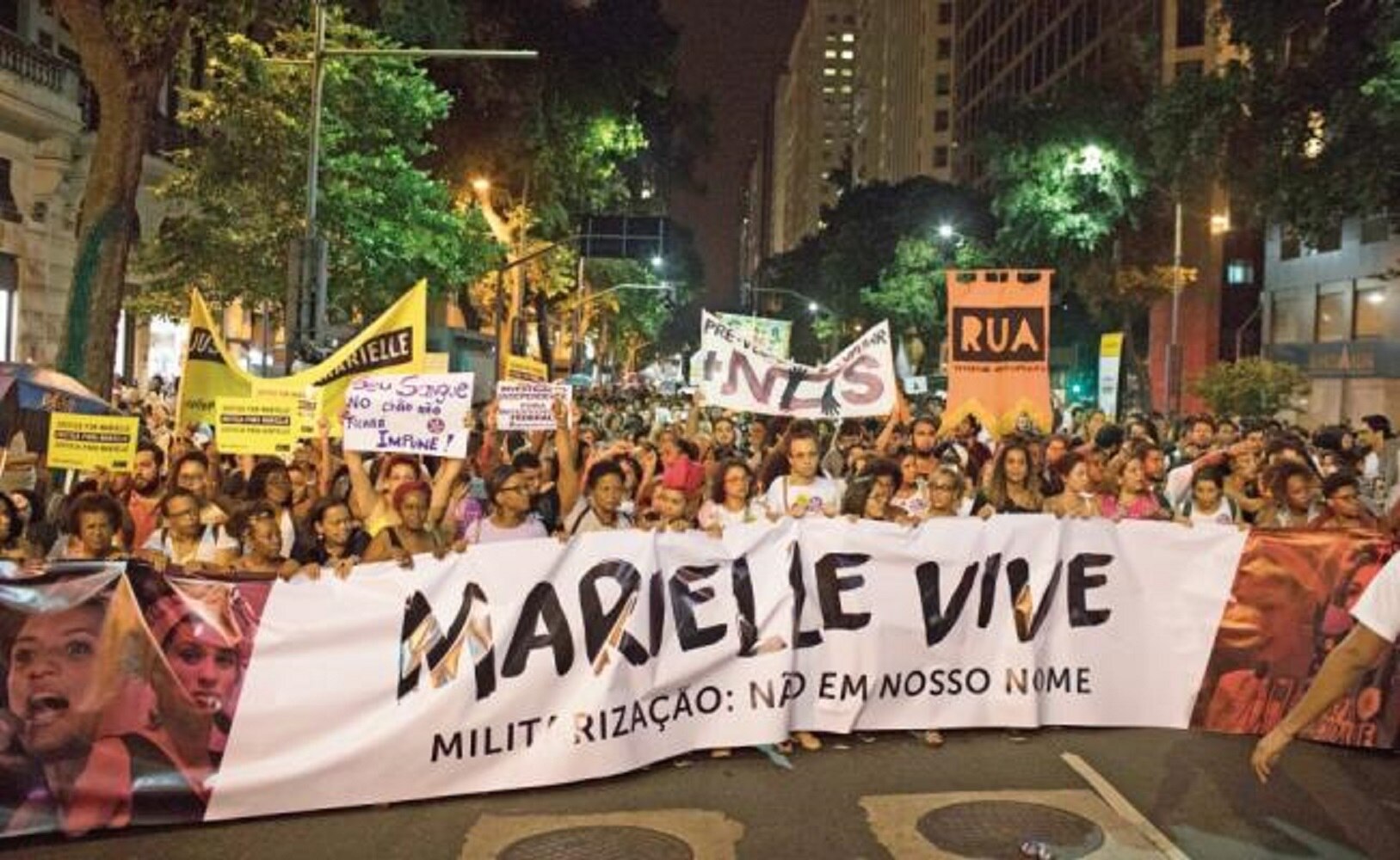 Manifestantes sostienen una manta con la frase “Marielle vive” durante una protesta contra el crimen de la concejal Marielle Franco. (LEO CORREA. AP)