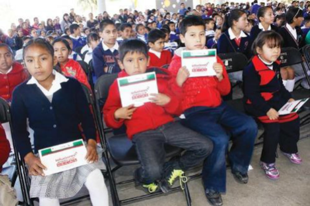 Entregan becas de transporte