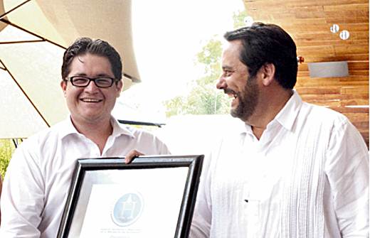 Rattle recibe distintivo