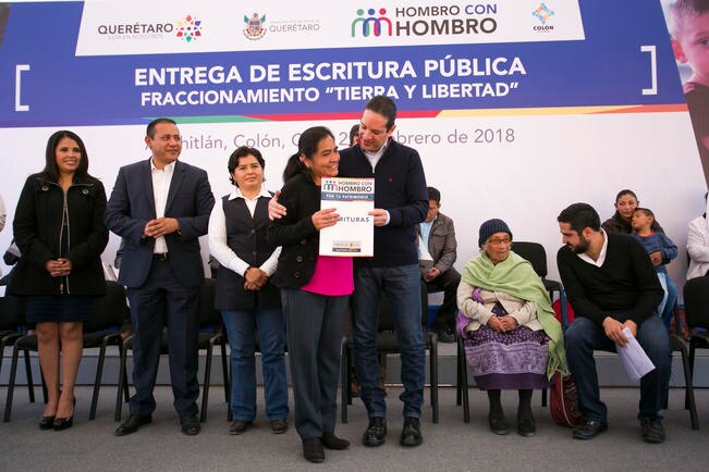 El gobernador Francisco Domíguez Servién entregó las escrituras del fraccionamiento Tierra y Libertad (ESPECIAL)