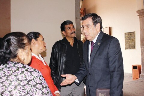 Presenta su renuncia