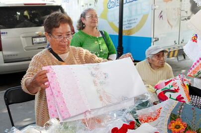   “El tejido vino a llenar el hueco que dejó mi trabajo”: Juana Martínez