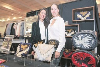 Inauguran bazar a beneficio de Ale  