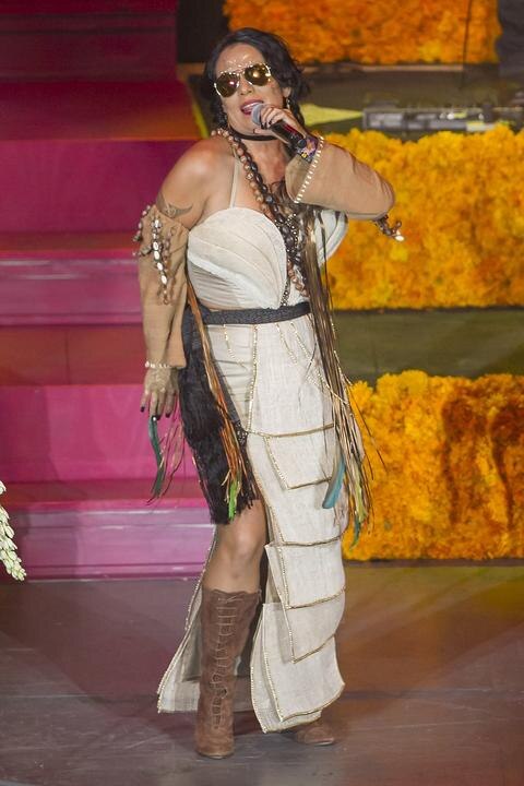 Lila le canta a vivos y muertos