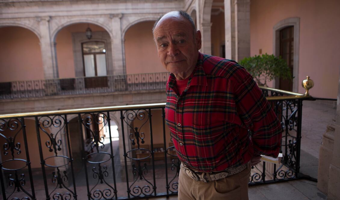 Edwin visitó el número 70 de la calle Madero, hoy Archivo Histórico de Querétaro, para recorrer el inmueble que en 1916 se convirtió en Palacio Nacional, cuando la ciudad se volvió capital del país. (DEMIÁN CHÁVEZ)