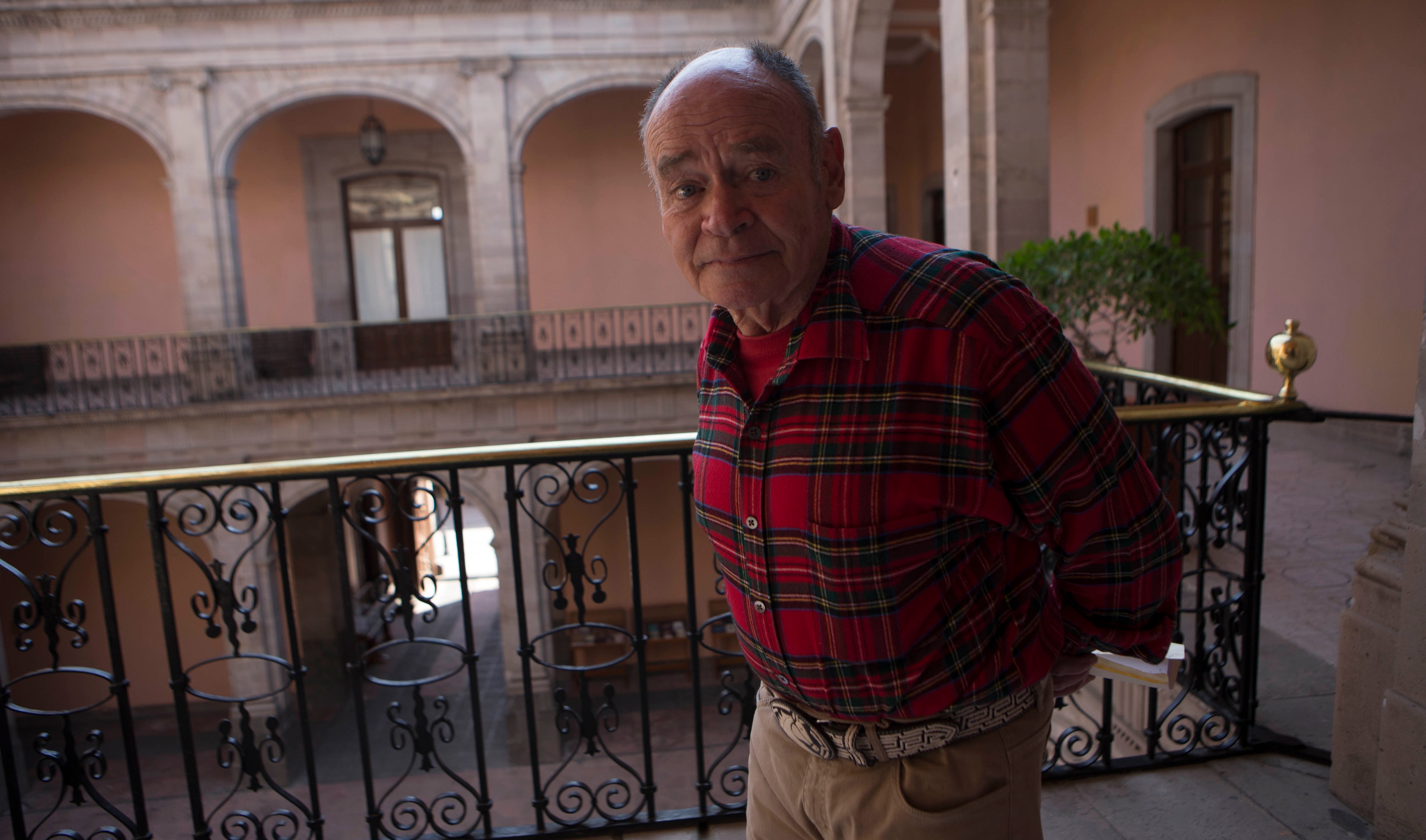 Edwin visitó el número 70 de la calle Madero, hoy Archivo Histórico de Querétaro, para recorrer el inmueble que en 1916 se convirtió en Palacio Nacional, cuando la ciudad se volvió capital del país. (DEMIÁN CHÁVEZ)