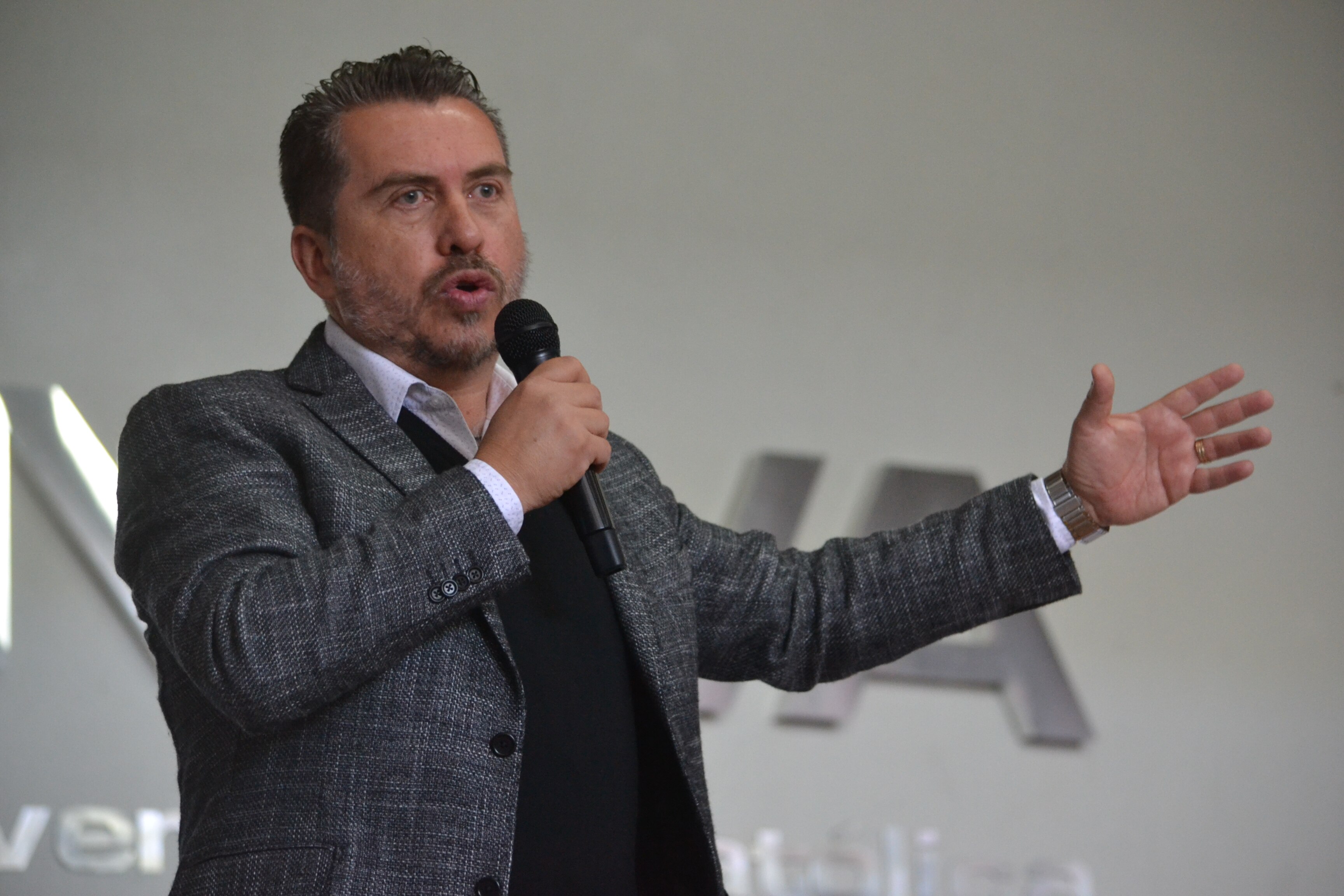 ‘Tomada de pelo’ encuesta de Tendencia: Hugo Cabrera Ruiz