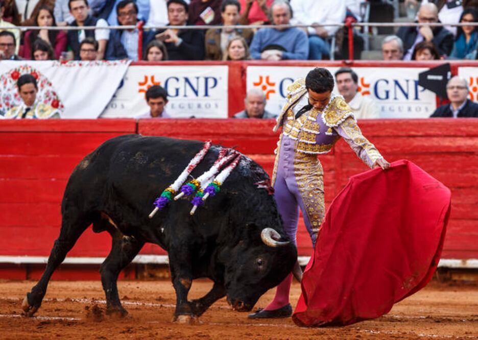 El torero desplegó un gran esfuerzo en sus dos turnos (PAULINO SANTIAGO)