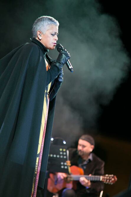 Eugenia León hizo retumbar la Plaza Fundadores con su peculiar voz. FOTO: GONZALO IBÁÑEZ. EL UNIVERSAL