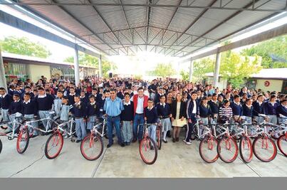Ayudan a llegar a la escuela a estudiantes  