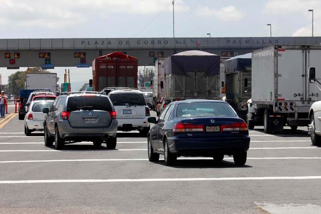 AMLO atiende a maestros en la carretera 57