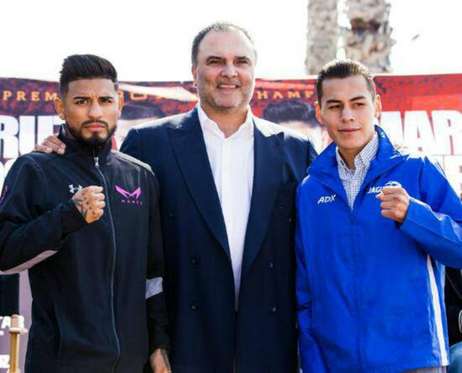 Mares (izq.) buscará retener el fajín pluma de la AMB ante el peleador queretano Jaguar Gutiérrez. (PROMOCIONES DEL PUEBLO)