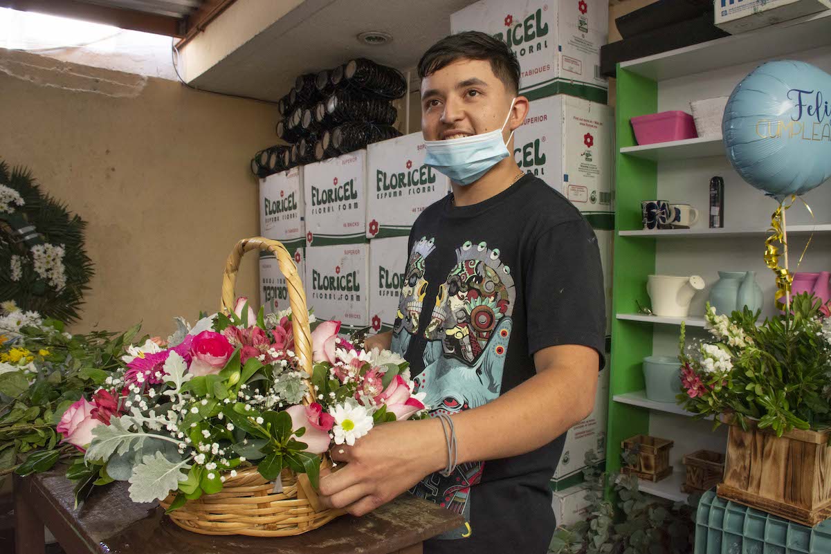 Jesús González, el joven que llegó a Querétaro a aprender y trabajar con las flores