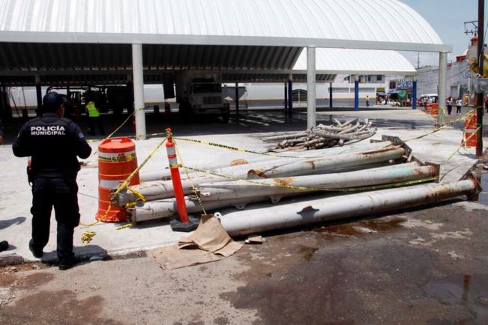 Agentes de la policía municipal vigilan la limpieza y remoción de escombros del mercado El Tepe, mientras los comerciantes esperan respuesta de las autoridades munic i pa les. (FOTOS: GUILLERMO GONZÁLEZ. EL UNIVERSAL)