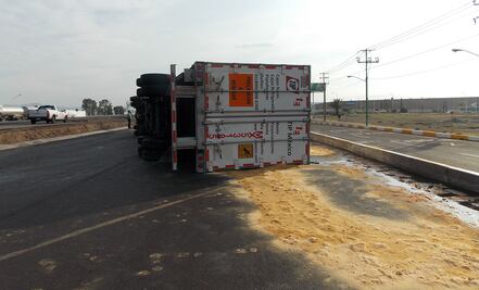 Vuelca tráiler con jabón