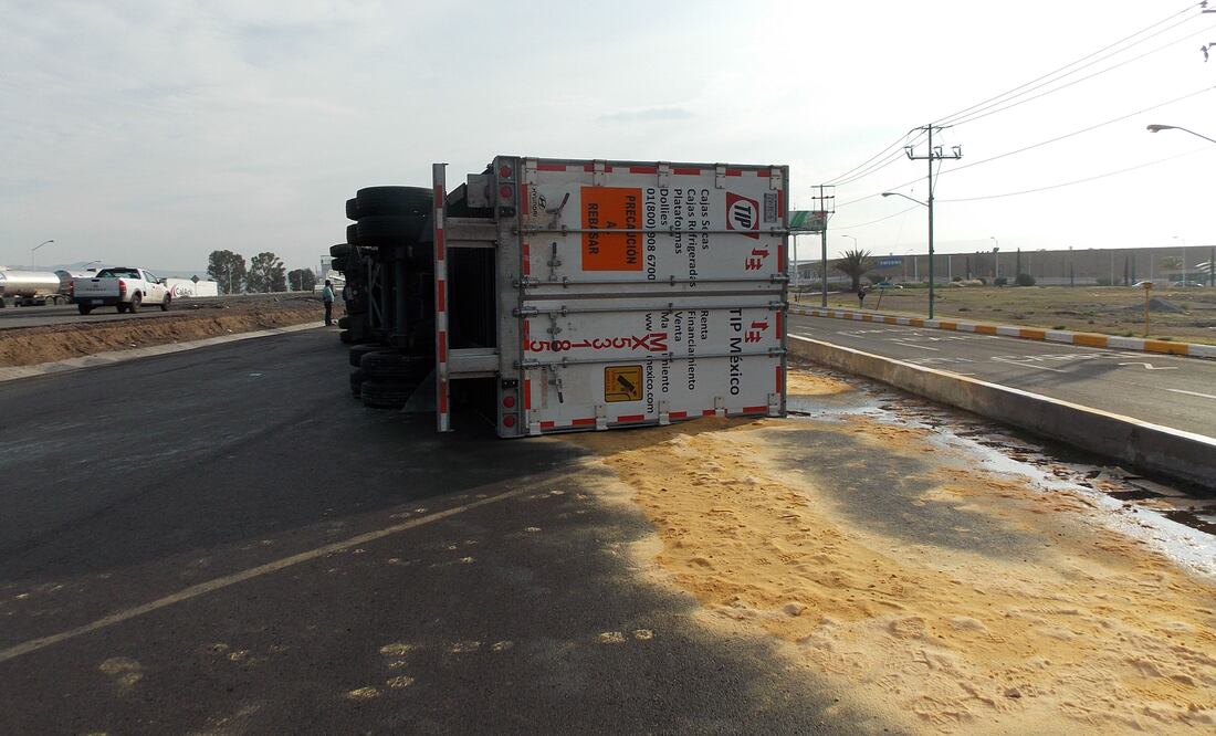 Vuelca tráiler con jabón