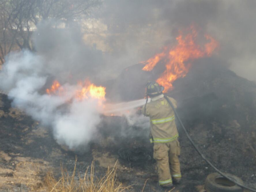 Arde predio baldío en SJR