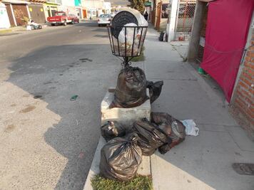 Las bolsas de basura se acumulan en El Marqués