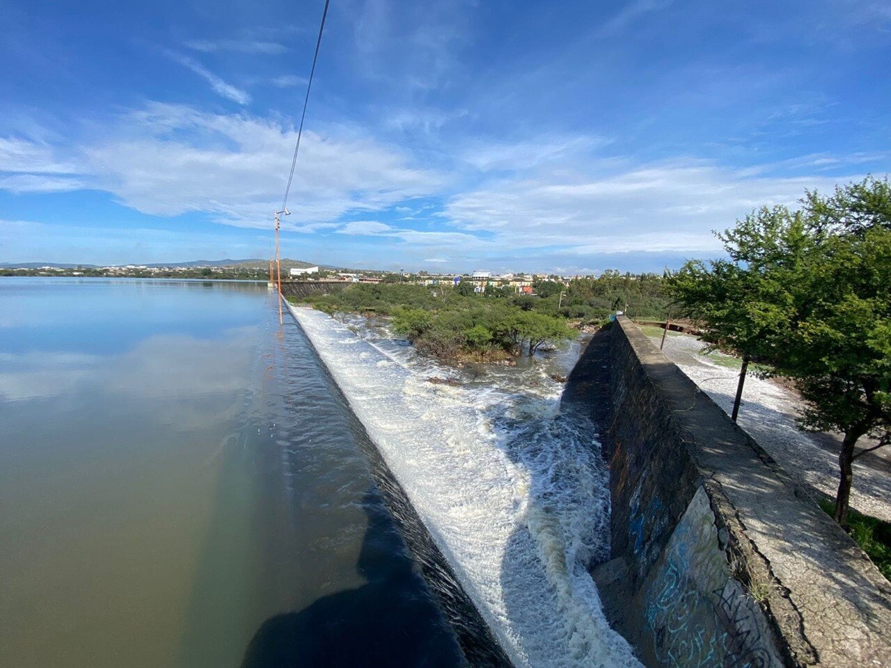Tequisquiapan pasó a semáforo naranja por el desfogue de la presa Centenario