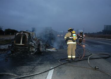 Se incendia tracto camión 