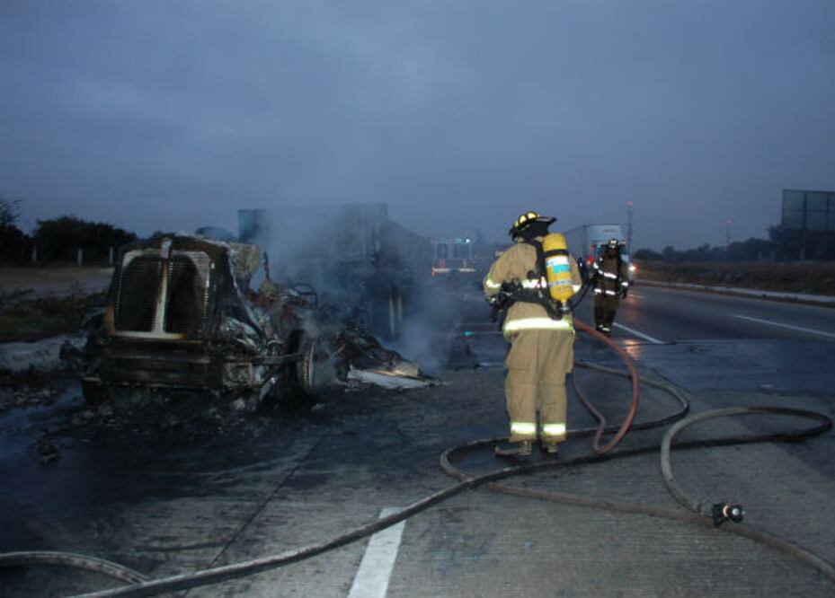 Se incendia tracto camión