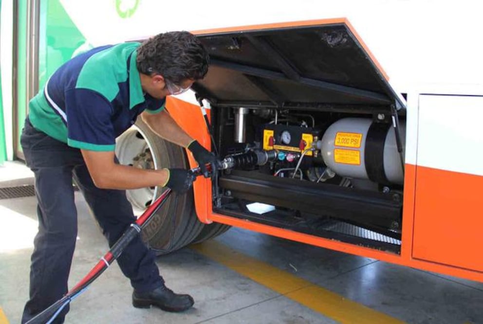 La empresa Natgas será la encargada de vender el combustible. Su director Josué Hernández comentó que compañías financieras ofrecerán esquemas para que usuarios paguen la adaptación de los vehículos (ARCHIVO. EL UNIVERSAL)
