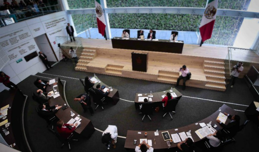 Decidirán poderes los salarios de funcionarios