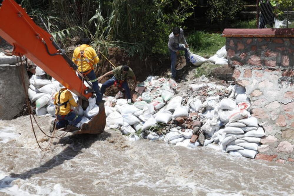 Barrio Hércules, entre excavadoras y costales por la corriente del río Querétaro