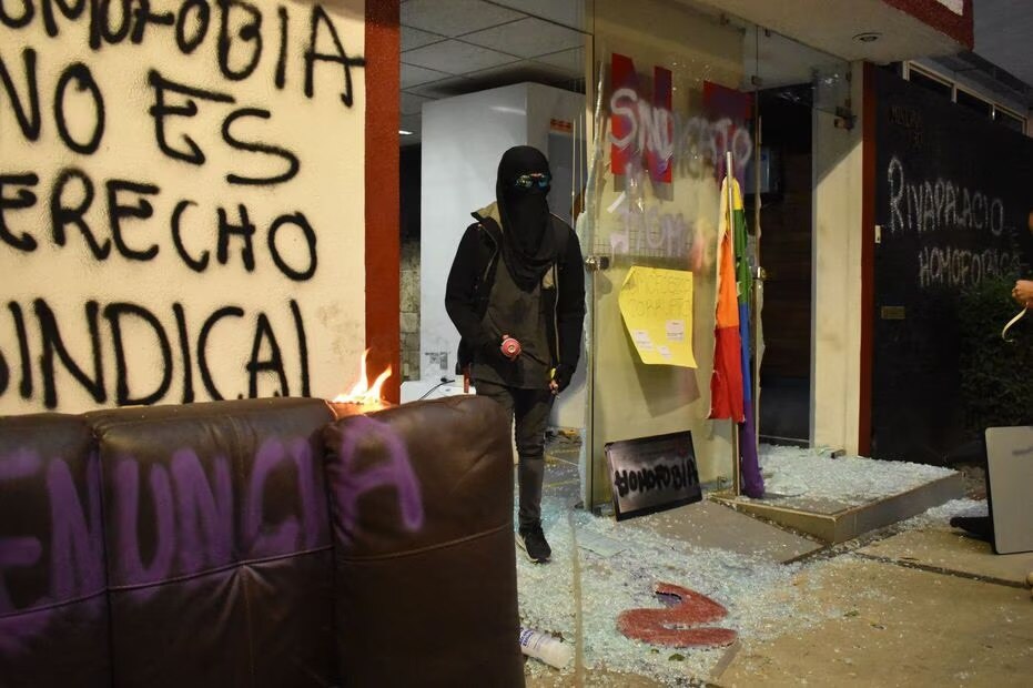 Un grupo de activistas LGBT protestó ante las oficinas del sindicato del Infonavit. (Foto: Juan Carlos Williams)