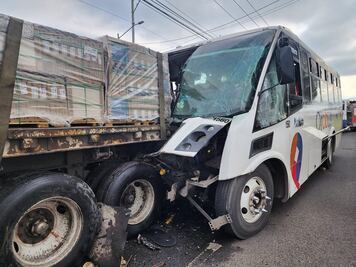 Se accidenta unidad de Qrobús en Corregidora