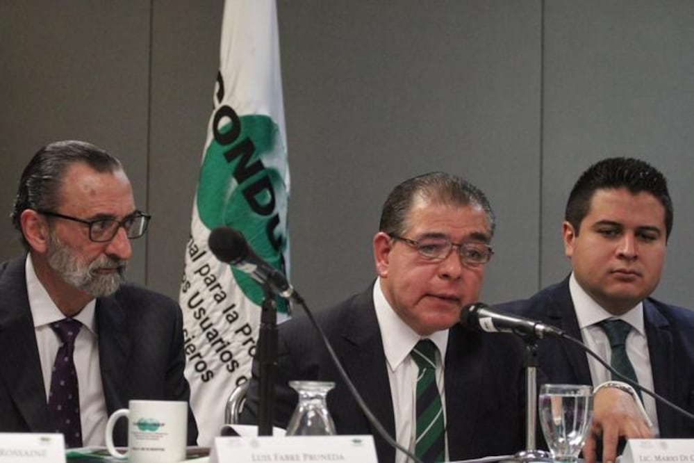 Mario Di Costanzo (centro), presidente de la Condusef, afirma haber sido víctima de un intento de phis hing , además de la clonación de su tarjeta de crédito que fue usada para compras en Nueva York por 50 mil pesos. (ISAAC ESQUIVEL.CUARTOSCURO)