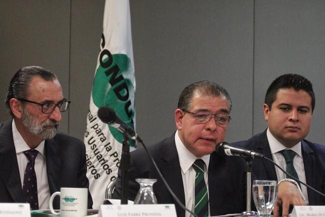 Mario Di Costanzo (centro), presidente de la Condusef, afirma haber sido víctima de un intento de phis hing , además de la clonación de su tarjeta de crédito que fue usada para compras en Nueva York por 50 mil pesos. (ISAAC ESQUIVEL.CUARTOSCURO)