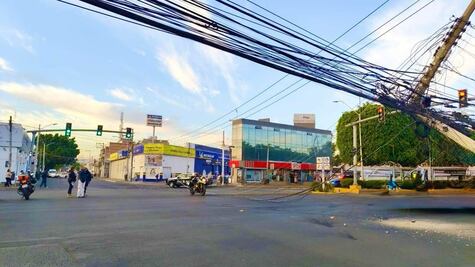 Derribo de poste eléctrico deja sin luz a 40 locales, torre de departamentos y cruces viales en Querétaro