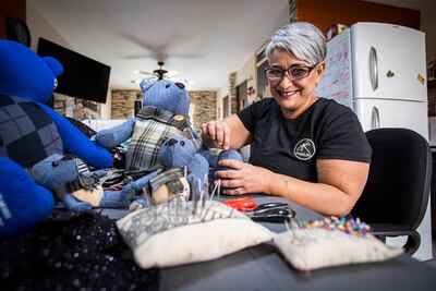 Confecciona "apapachos" para el alma; peluches hechos con prendas de pacientes fallecidos por Covid