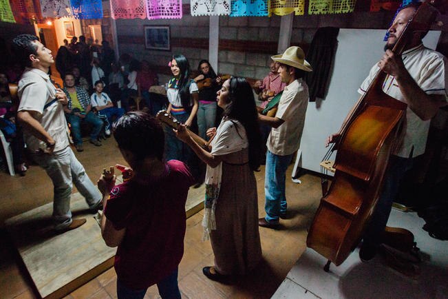 Difunden el son jarocho a ritmo de zapateado