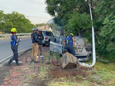 Vuelca automóvil en incorporación de la carretera 57 hacia Bernardo Quintana
