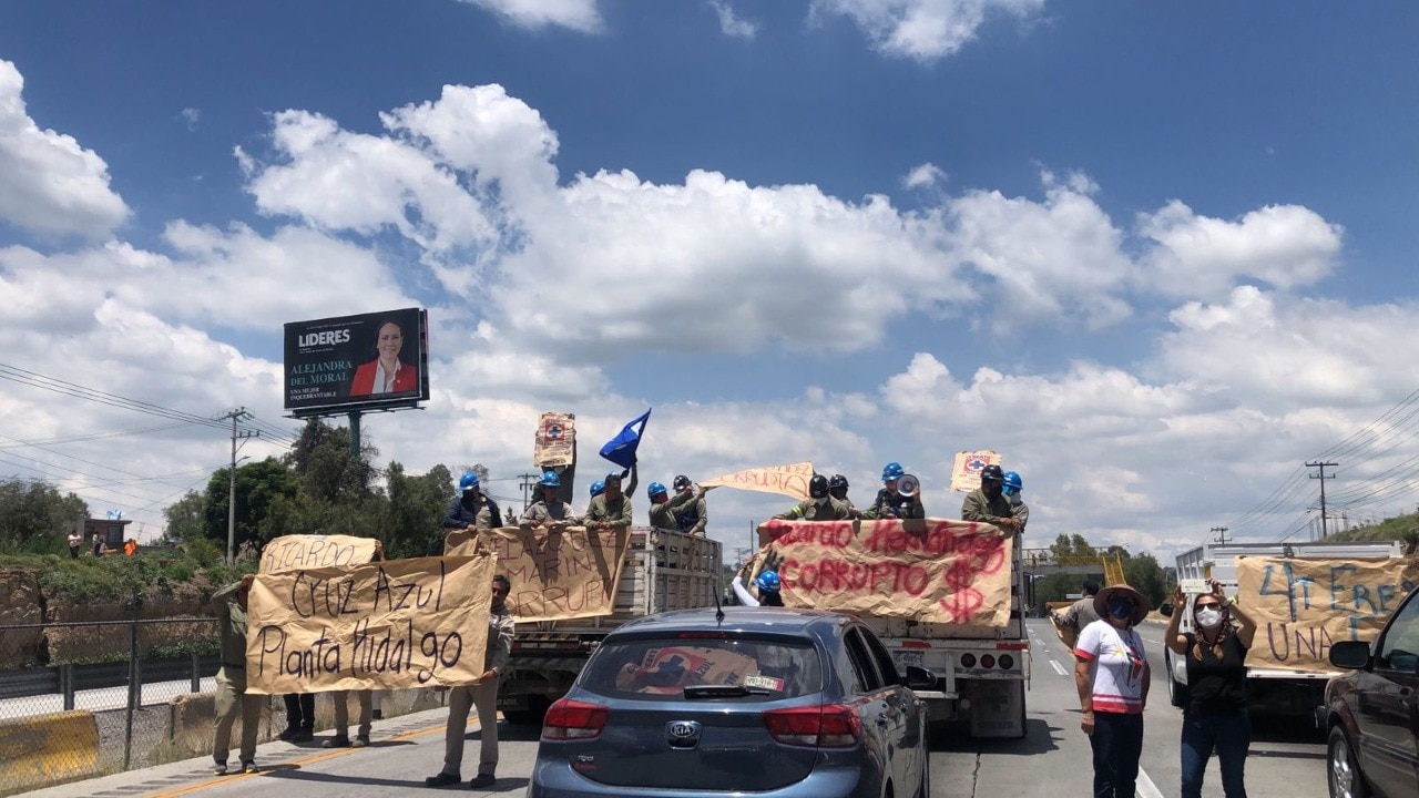 Trabajadores de Cruz Azul bloquean la autopista México-Querétaro
