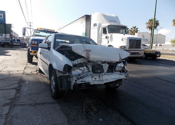 Aparatoso choque en 5 de febrero