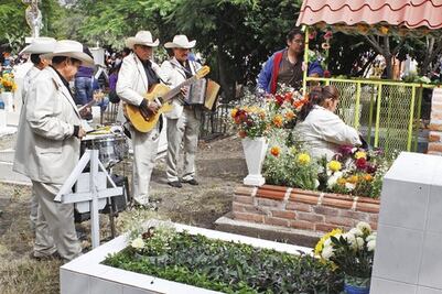 Esperan en la Sierra a sus difuntos