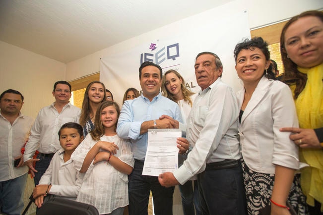 El ex jefe de la Gubernatura del estado acudió a la sede del consejo distrital número 1 del instituto electoral, ubicado en calle Real de Zimapán, en la Colonia Villas del Parque. Foto: Demian Chávez
