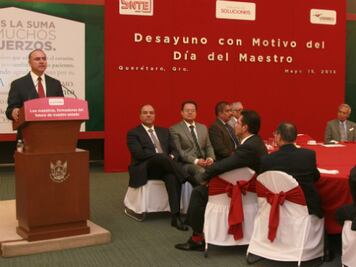 Conmemoran Día del Maestro