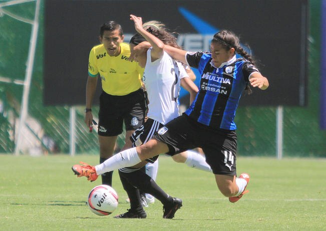 La afición no dejó solas a sus Gallitas durante su primer partido y celebraron con ellas su participación dentro de las ligas mayores. (Fotos: CÉSAR GÓMEZ)