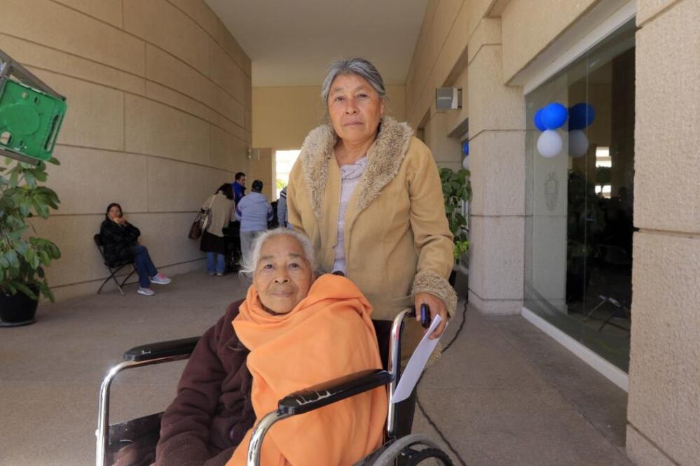 María de la Luz de 72 años y su hija Patricia, acudieron al Centro Cívicoa realizar pruebas auditivas para saber qué tipo de aparato se necesita.