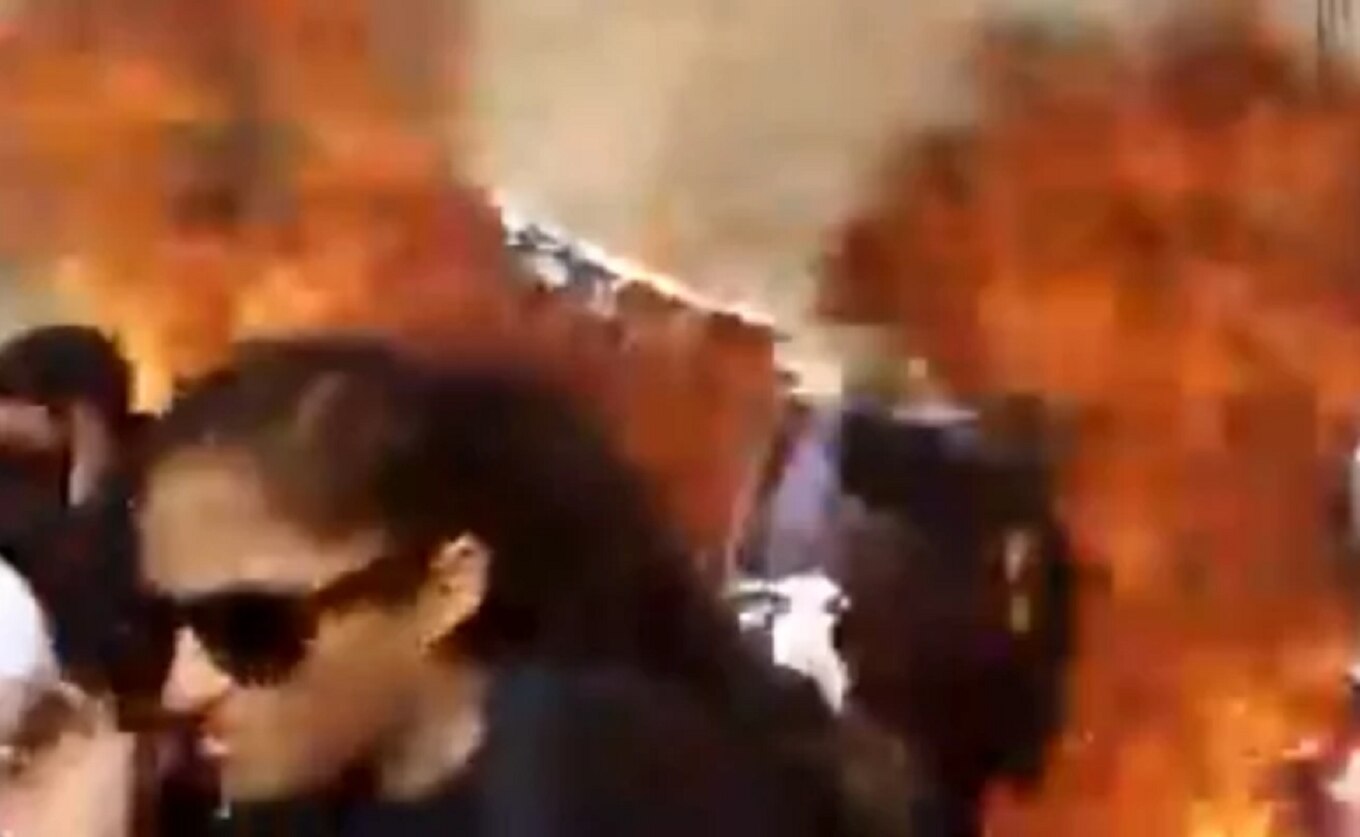 Ya buscan a mujer que lanzó bomba molotov y quemó a fotógrafa de EL UNIVERSAL