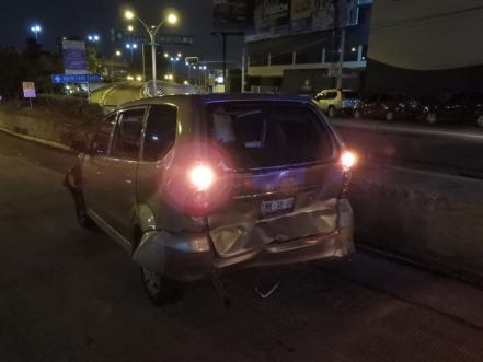 Destroza su deportivo