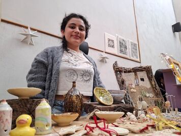 Anillos, collares y aretes, todo hecho con cerámica