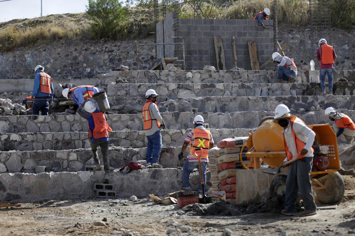Trabajadores de la construcción seguirán usando cubrebocas